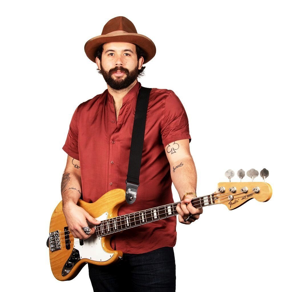 Slinger Straps comfort stretch elastic guitar strap with a Fender jazz bass 